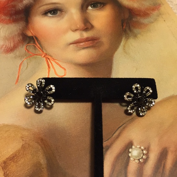 BNWT DAVID TUTERA EMBELLISHED BLACK CRYSTAL POST BACK EARRINGS - Picture 2 of 5